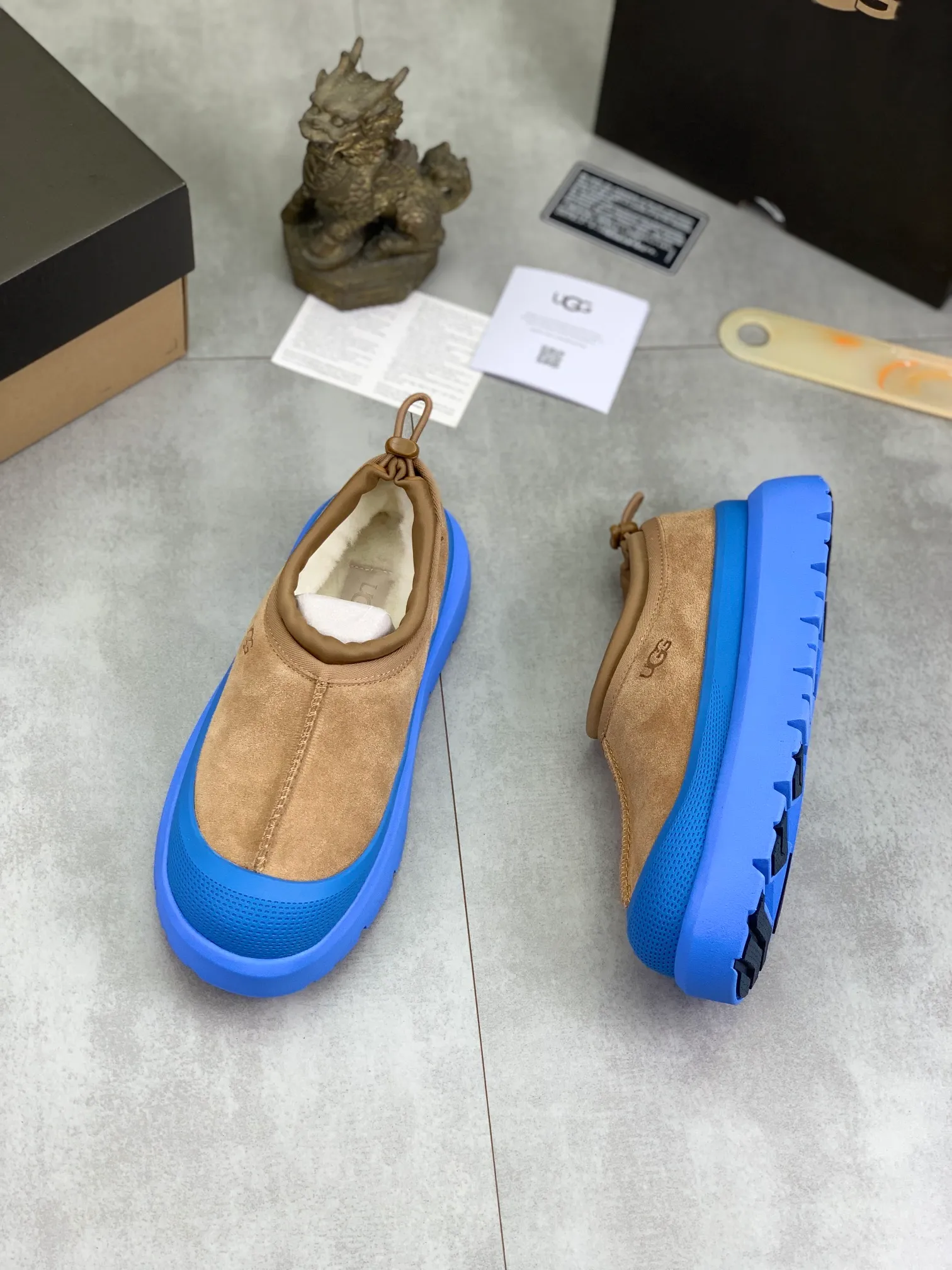 Men's Men's Shoes💰P460 New Couple Style👫 UGG Tasman Weather Hybrid One-second Snow Boots👢 Wang Yibo's same 👏 classic Tasman shoe model is added with a large orange sole, functional color contrast design, environmentally friendly waterproof and snowproof material, which is both fashionable and functional. At the same time, it is paired with the new UGG Keen furry color-blocking jacket. Bright orange and maroon collide to create a new light outdoor style and open up a new travel experience in early autumn! Using the best materials, the 17mm fur integrated surface is warmer and breathable, and the outsole is upgraded to a lightweight and wear-resistant light wing technology outsole! Size: 35-45 for men and women Official website color: 3⃣️ colors available